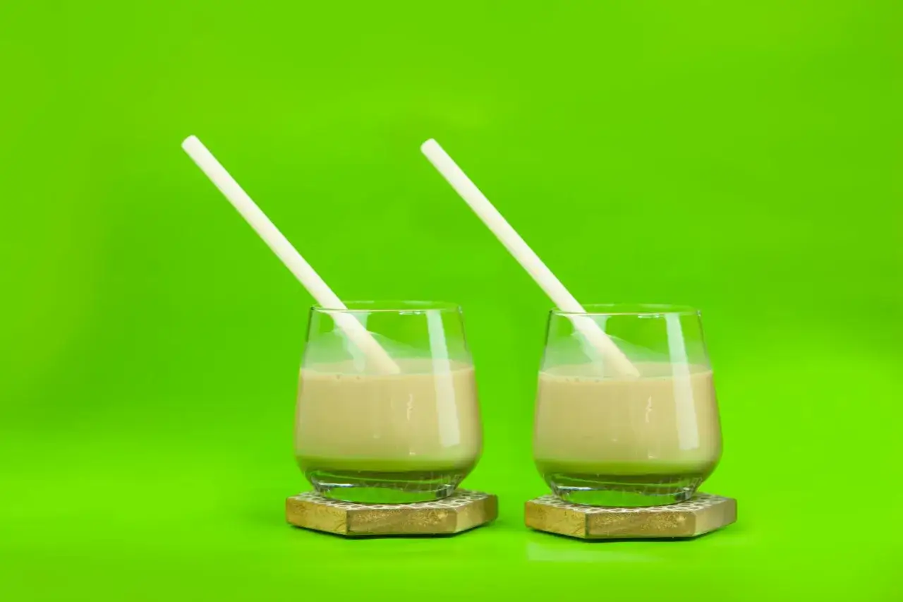 Dwa klarowne drinki metodą milk punch w domu, gotowe do degustacji.