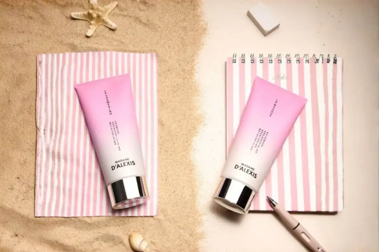 Deux tubes roses de soin capillaire