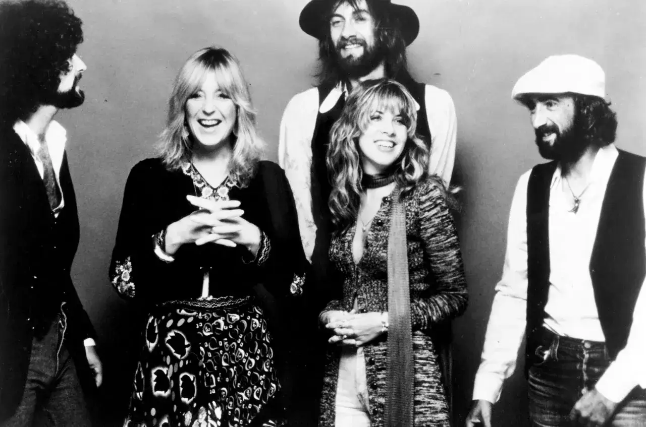 Zespół Fleetwood Mac, w tym Stevie Nicks, w klasycznych strojach, jakby z teledysku