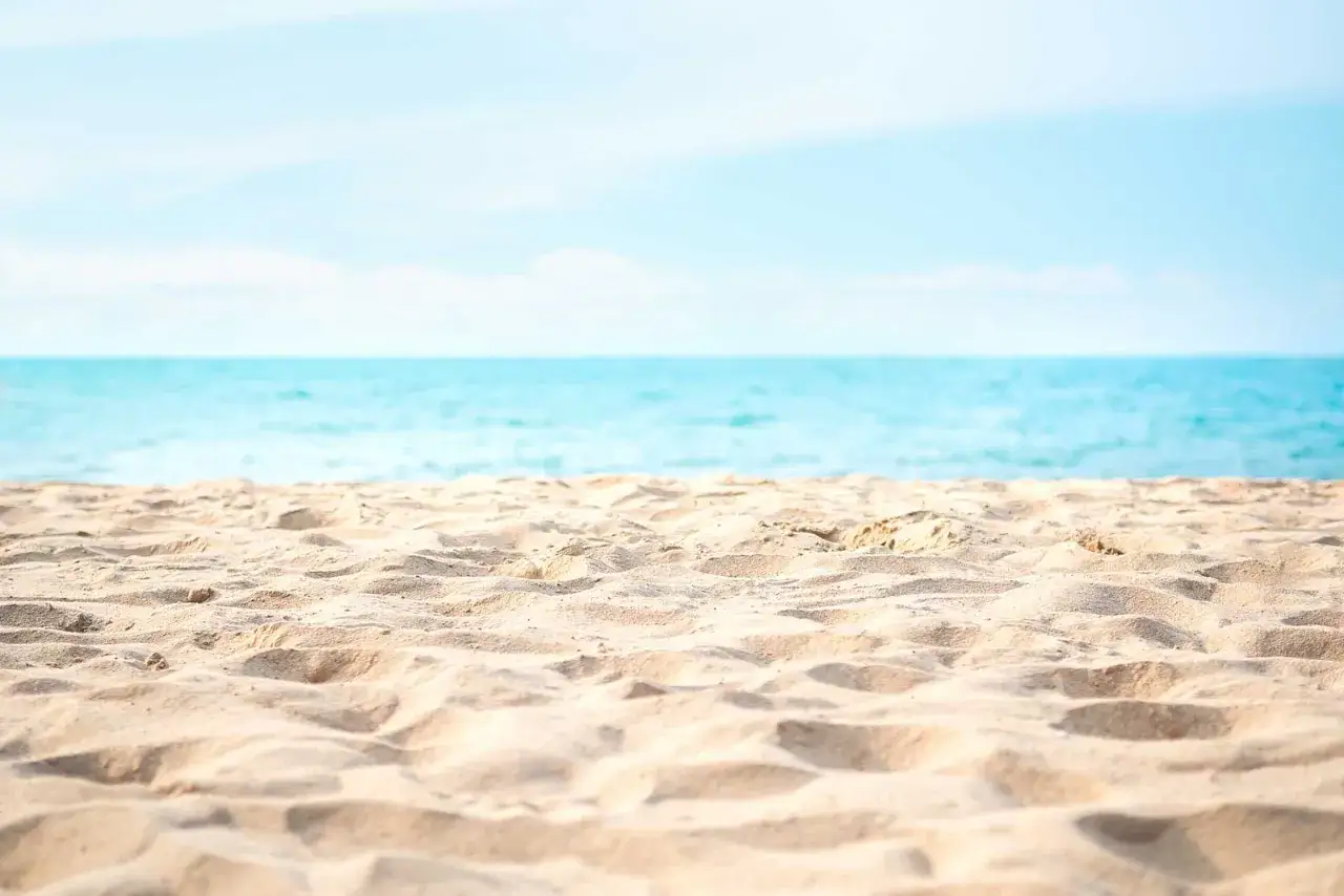 Spiaggia dorata e mare calmo, un invito a godersi la **bassa marea a Riccione**.