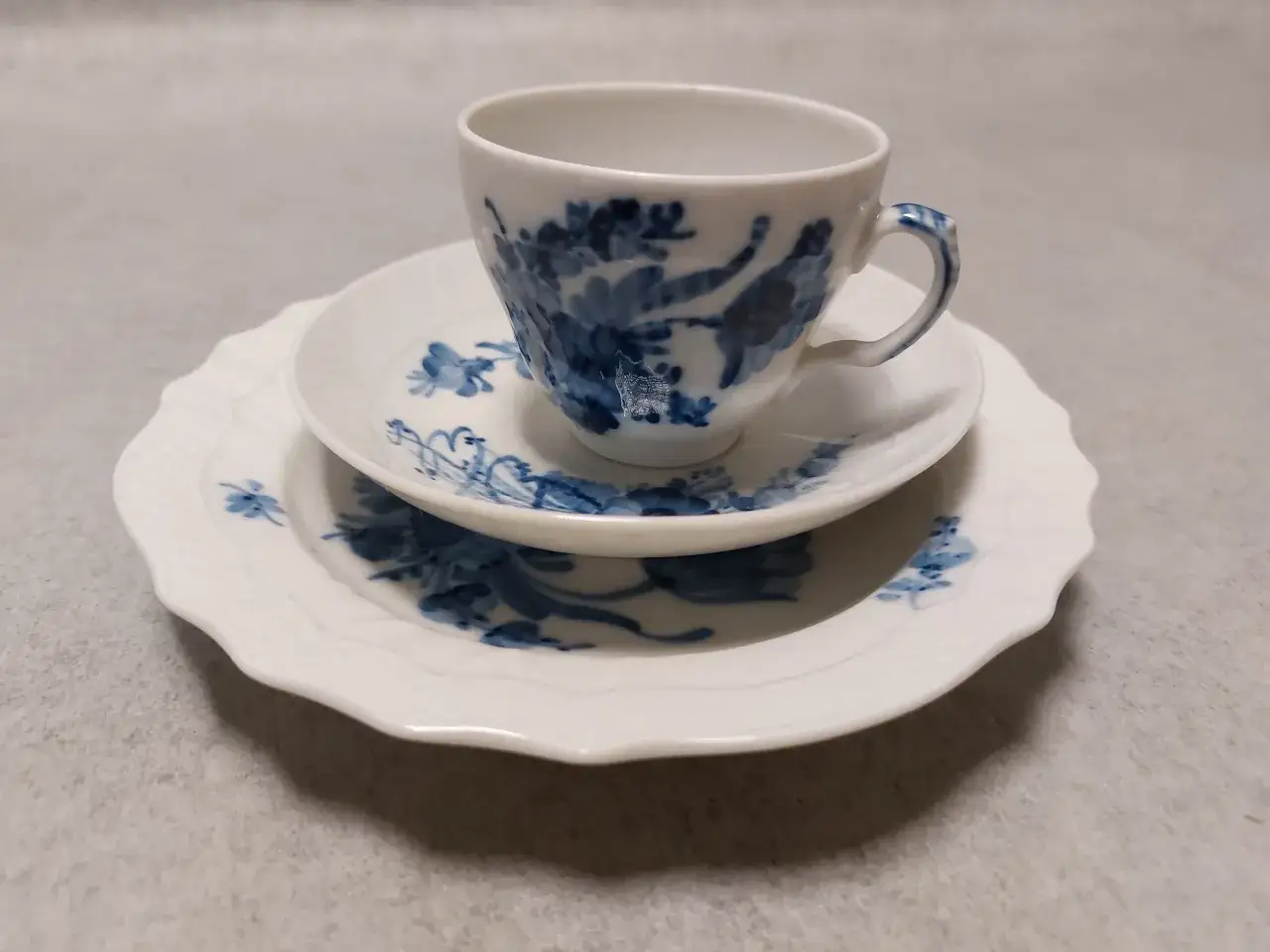 Elegancka filiżanka i talerzyki z motywem niebieskich kwiatów. Idealne, by poczuć duński klimat i pomyśleć, co warto przywieźć z Kopenhagi.