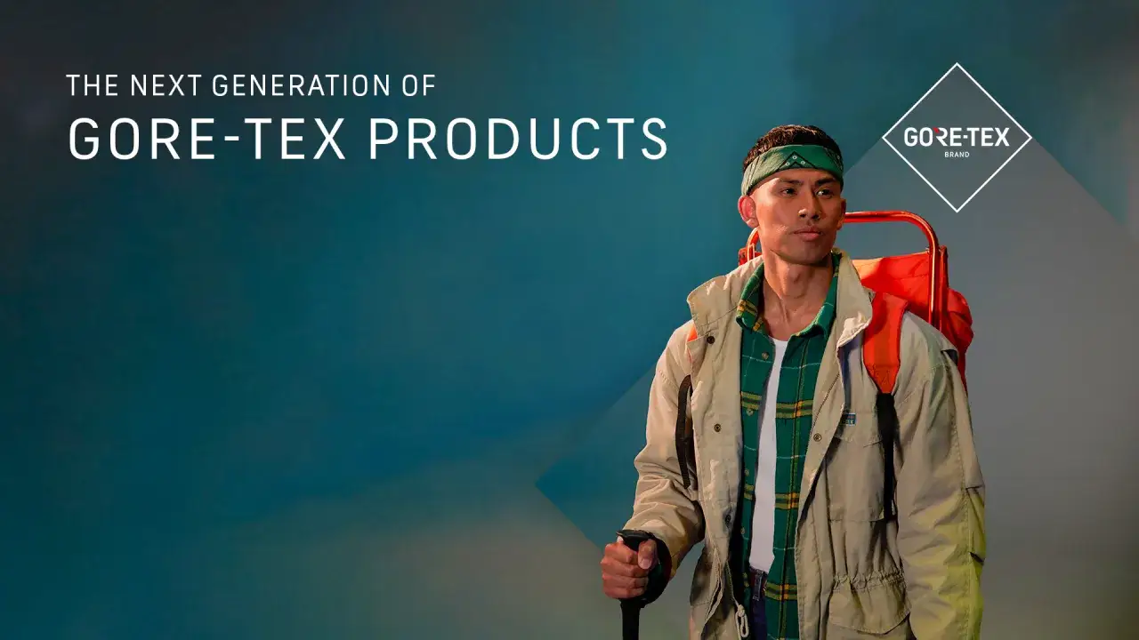 Młody mężczyzna w kurtce z membraną Gore-Tex, gotowy na przygodę.