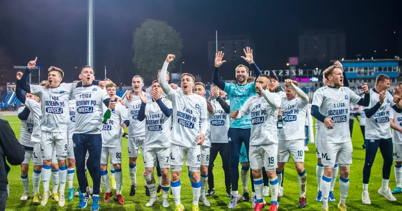 Piłkarze Stali Rzeszów świętują awans do Ekstraklasy. Wszyscy mają białe koszulki z napisem