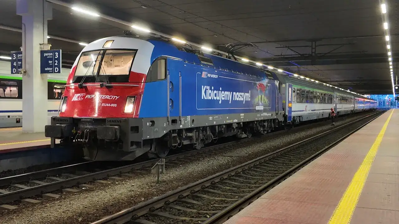 Pociąg PKP Intercity stoi na peronie. Spóźniłem się na pociąg, co z biletem?