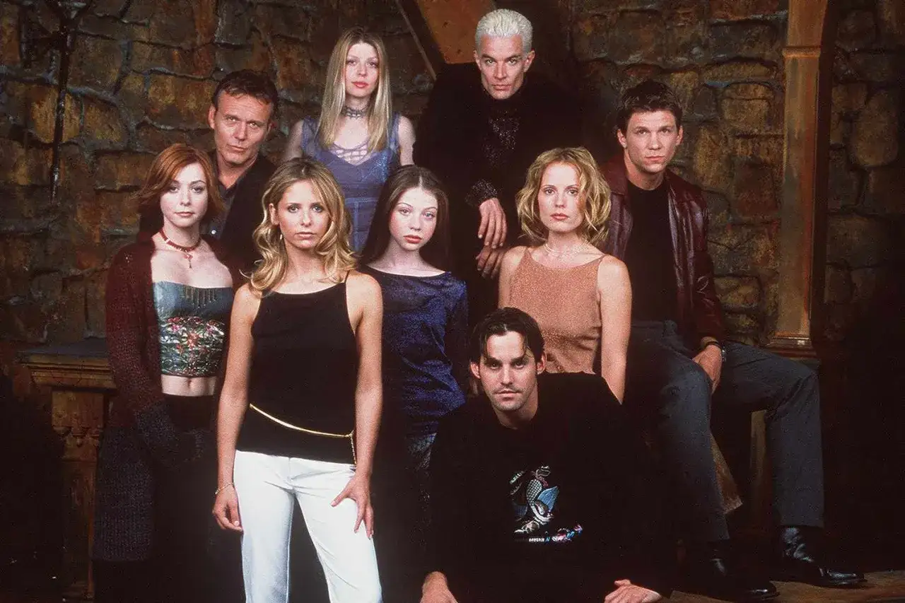 Il cast di Buffy l'ammazzavampiri posa insieme, pronto ad affrontare le forze oscure.