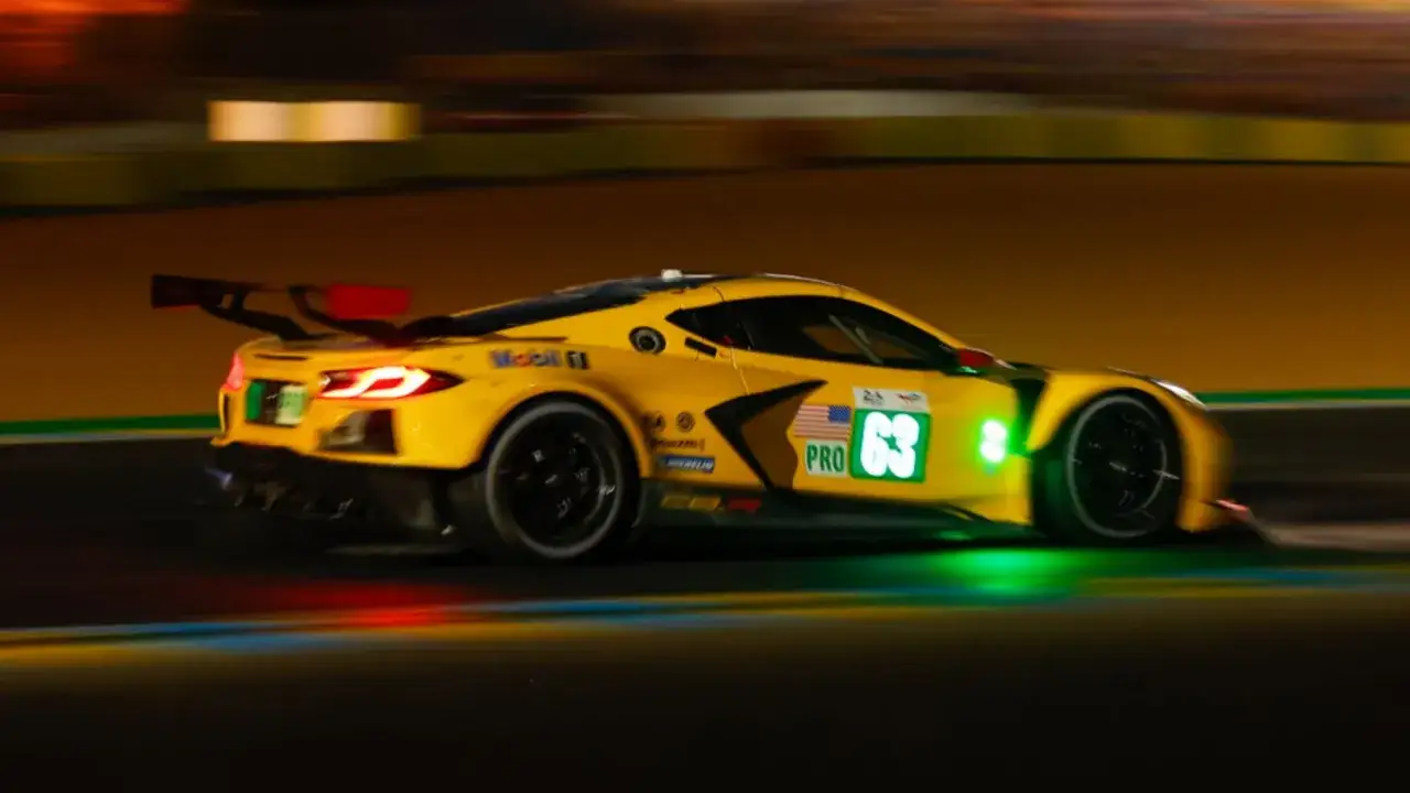 El Corvette amarillo n&uacute;mero 63 compite en las 24 Horas de Le Mans, iluminando la noche con sus luces verdes.