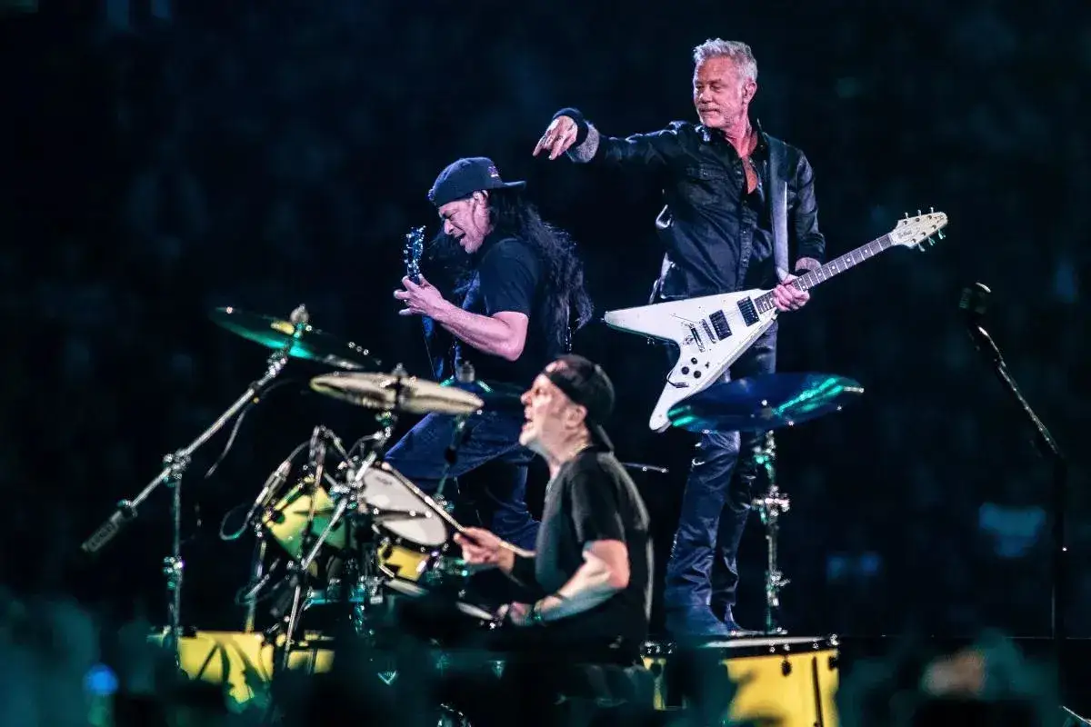 James Hetfield und Lars Ulrich von Metallica, einer der besten Metal-Bands, live auf der Bühne.