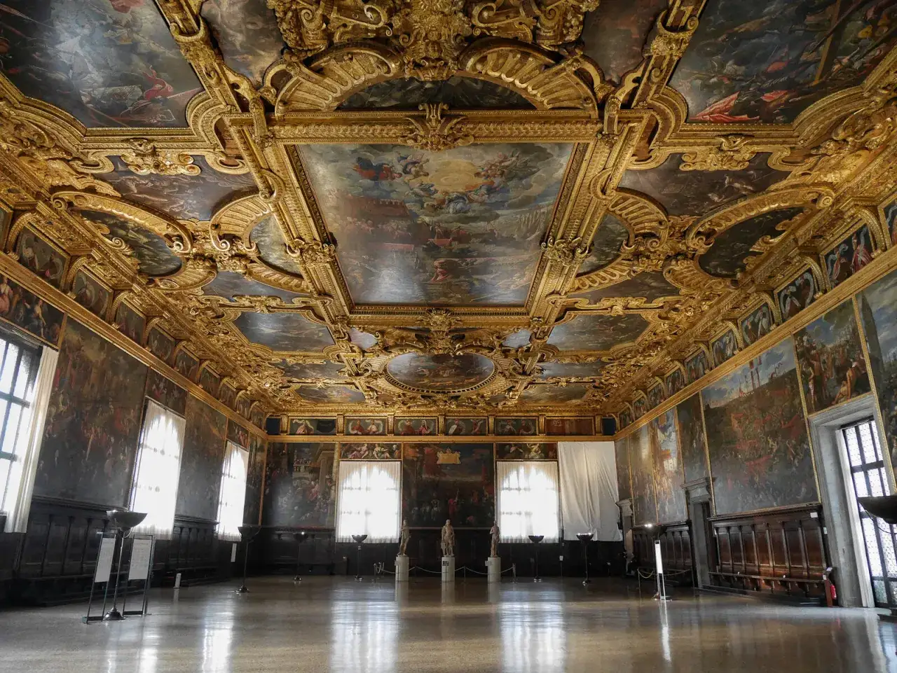 La salle du grand conseil du palais des doges, un chef-d'&oelig;uvre dor&eacute; et peint, o&ugrave; les doges prenaient leurs d&eacute;cisions.