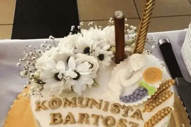 Rodzice wybierają tort komunijny z dzieckiem
