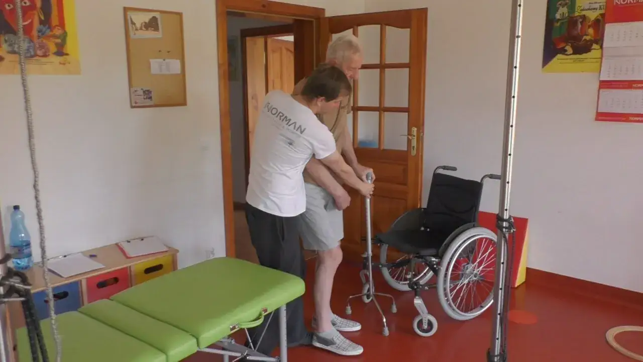 pacjent po operacji rehabilitacja, osoba po udarze rehabilitacja