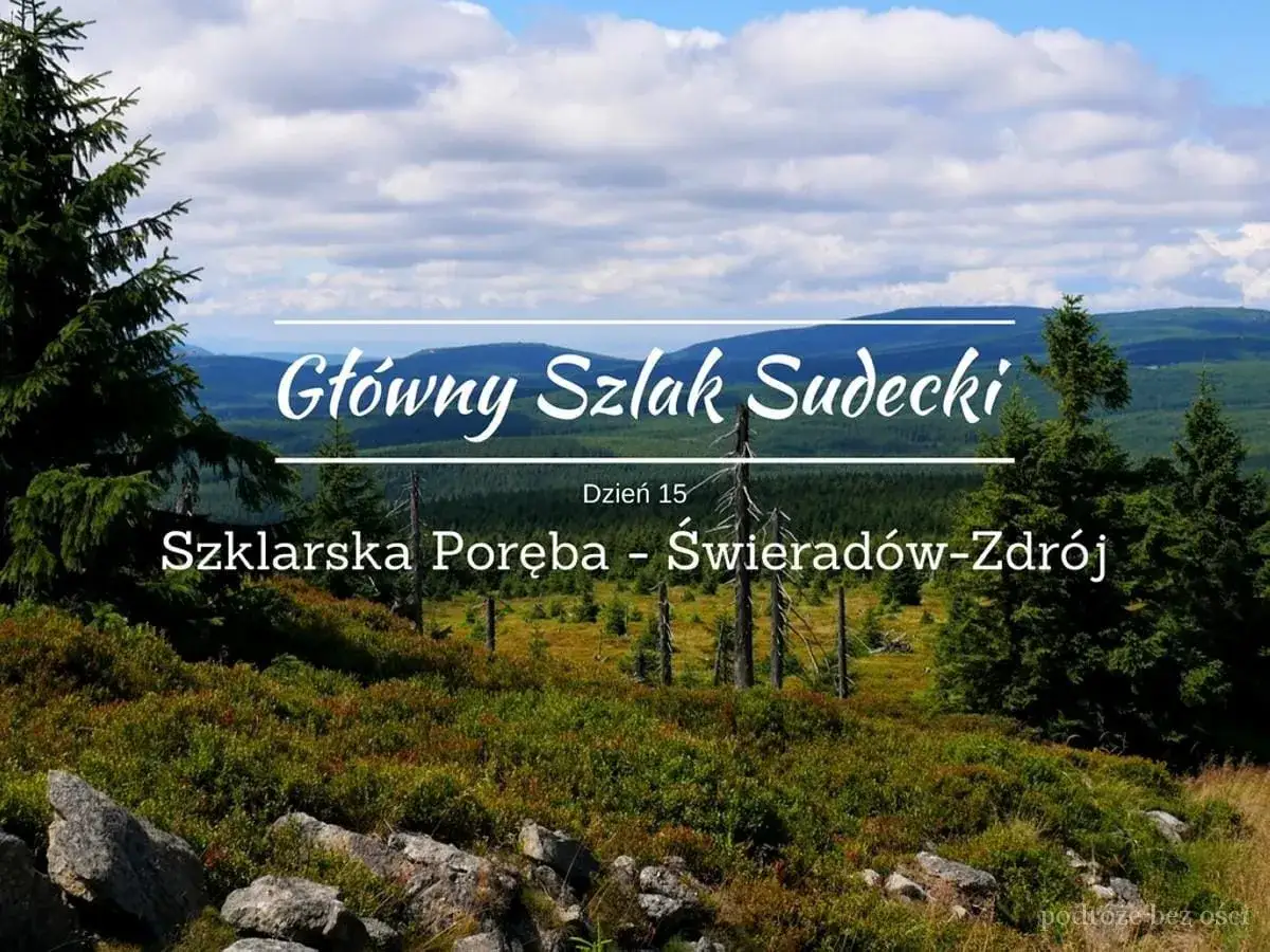 Krajobraz g&oacute;rski z lasem i chmurami. Napis: Gł&oacute;wny Szlak Sudecki, Dzień 15, Szklarska Poręba - Świerad&oacute;w-Zdr&oacute;j.
