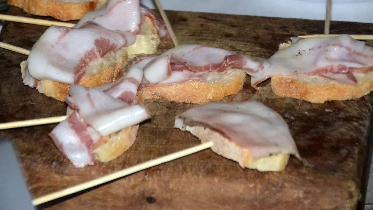Fette di pane con lardo di Colonnata, un modo semplice per gustare questo sapore unico.