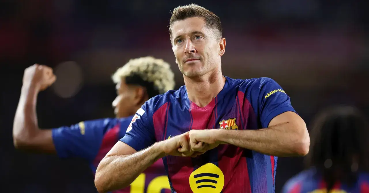 Robert Lewandowski świętuje zwycięstwo Barcelony w Lidze Mistrzów.
