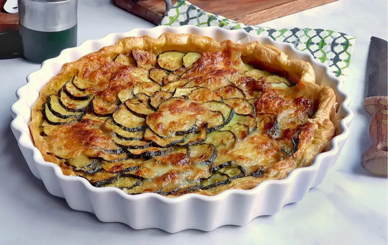 Tarte courgette mozzarella dorée et appétissante, prête à être dégustée.