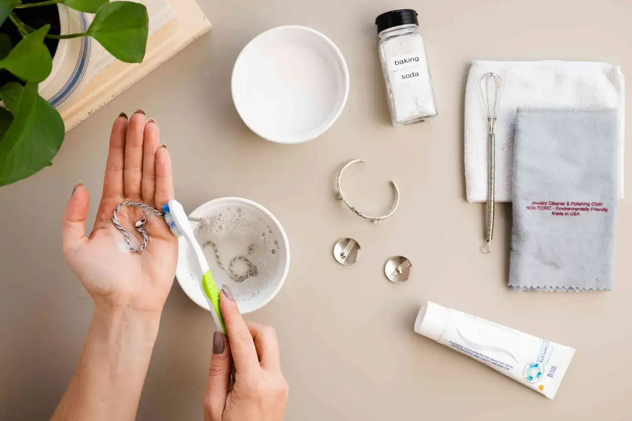Czyszczenie biżuterii ze stali chirurgicznej. Czy stal chirurgiczna czernieje? Zobacz, jak przywrócić jej blask za pomocą pasty do zębów i sody.