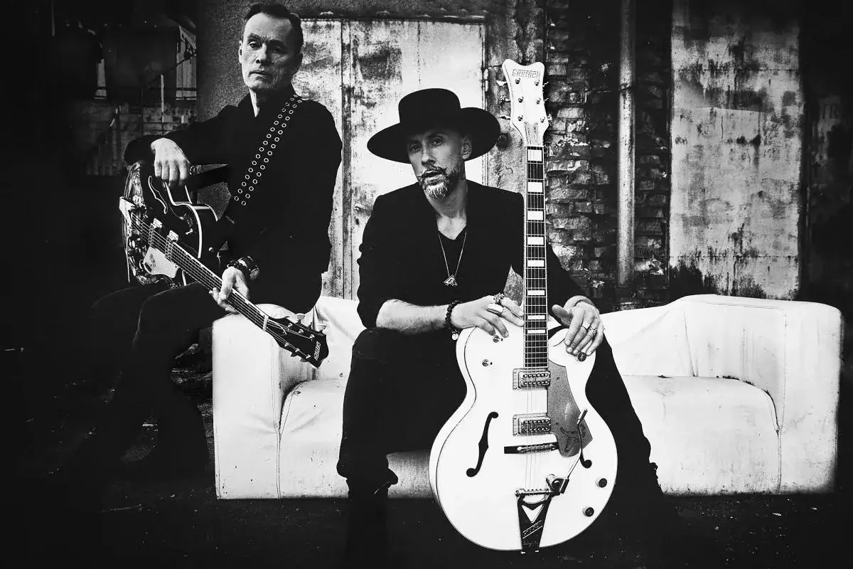 Ja i ten mężczyzna, dwaj gitarzyści, gotowi do rock'n'rolla.