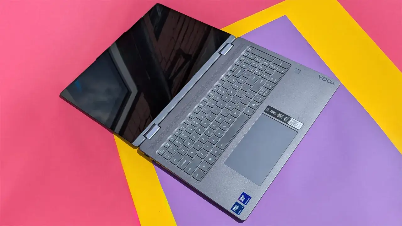 Szary laptop YOGA otwarty na kolorowym tle. Idealny do pracy z arkuszami xlsx.