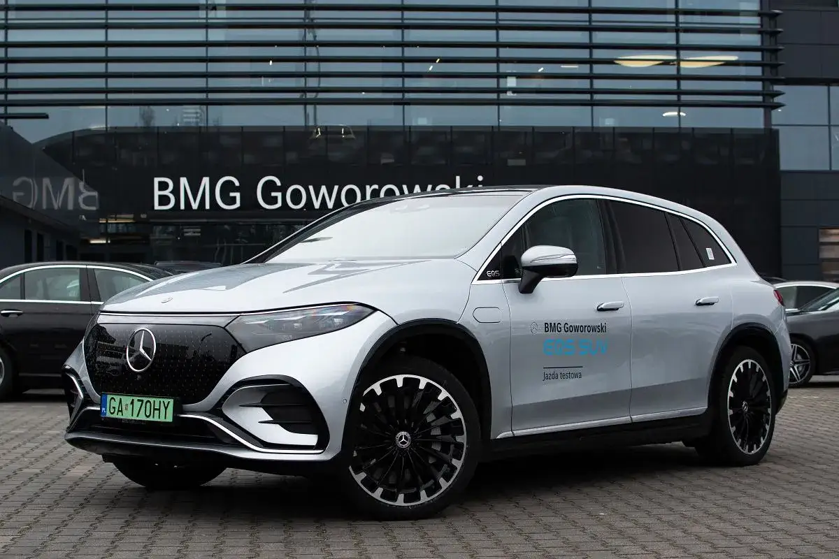 Srebrny Mercedes EQS SUV przed salonem BMG Goworowski. Elegancki, elektryczny samochód gotowy na jazdę testową.