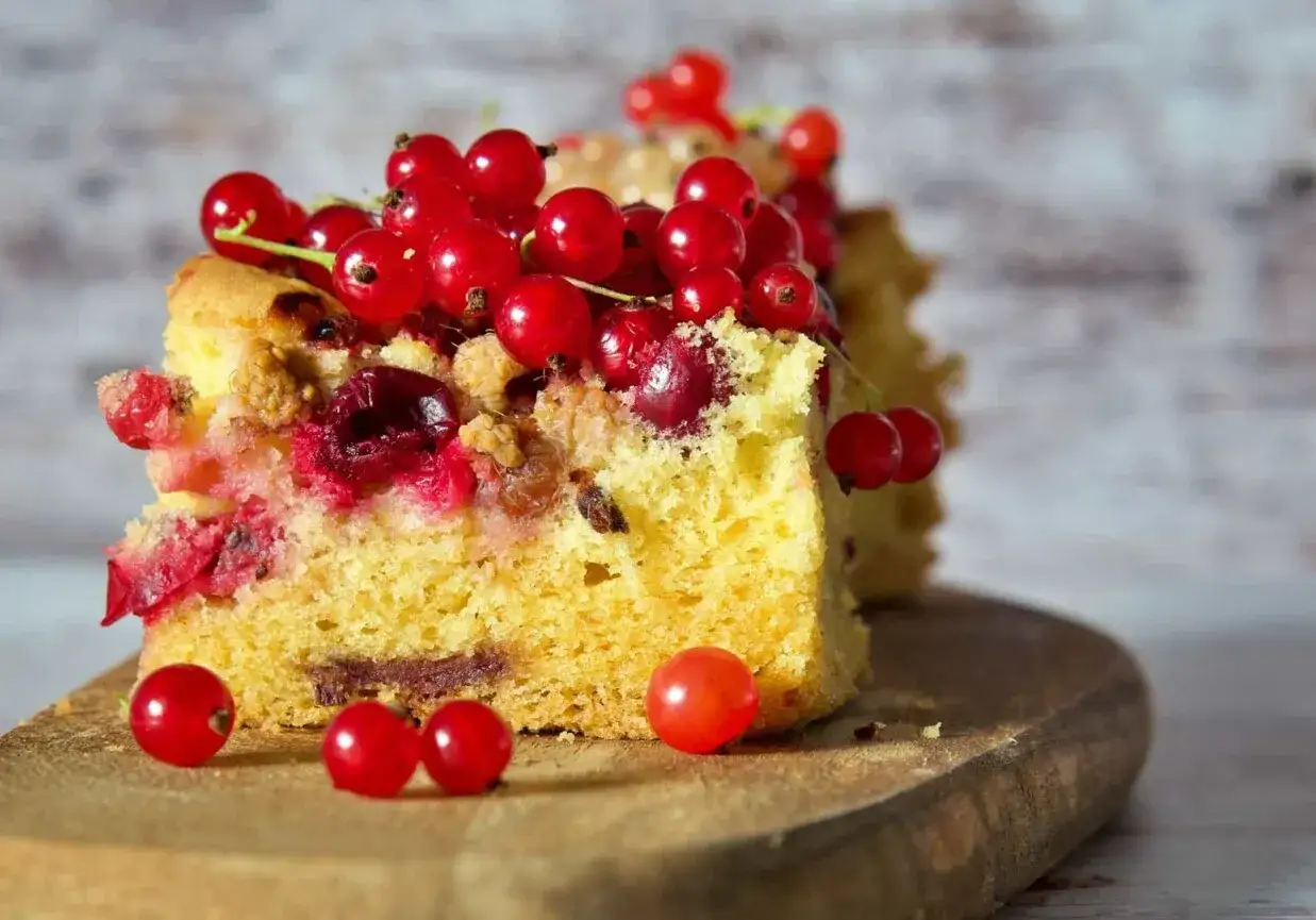 Pyszne ciasto drożdżowe z porzeczkami, idealne na deser. Zastanawiasz się nad jego kcal?
