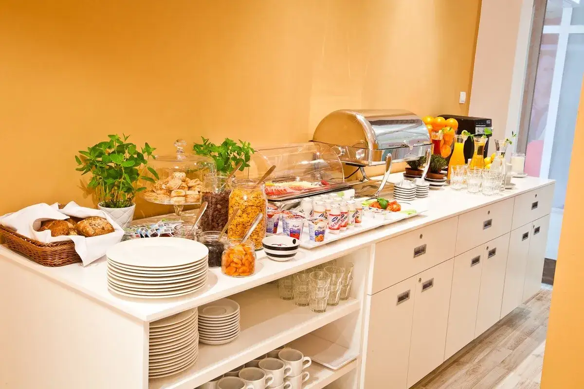 Śniadanie w Residence Inn by Marriott: obfity bufet z pieczywem, płatkami, jogurtami, owocami i sokami.