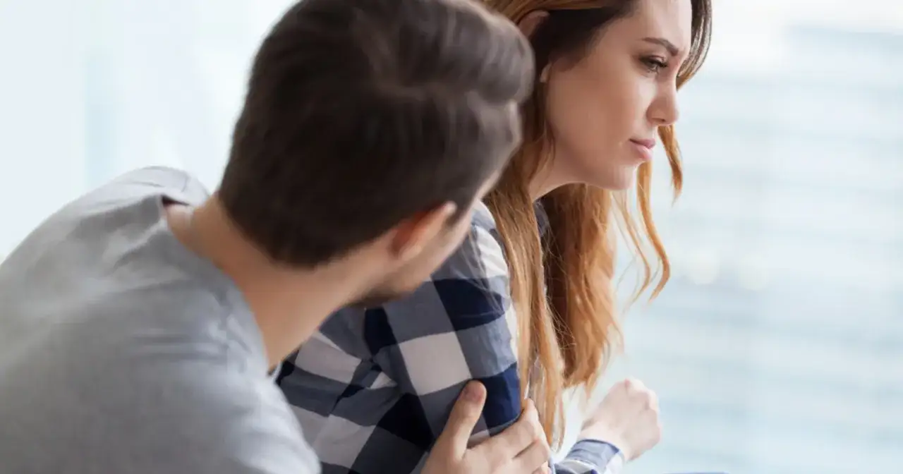 Psychologia komunikacji w związku, kobieta i mężczyzna rozmawiają