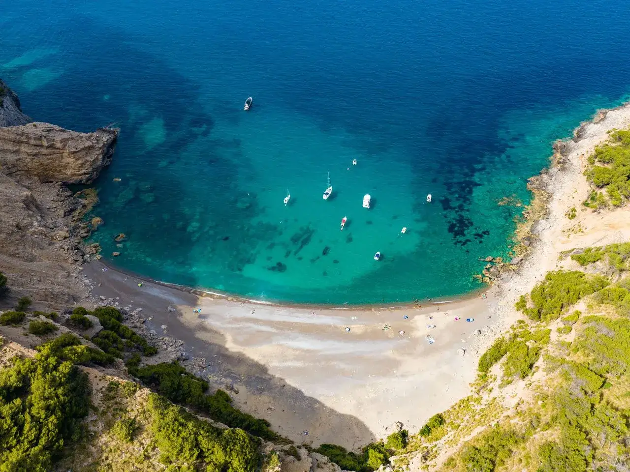 Traumhafte Bucht bei Can Picafort, ein Geheimtipp mit t&uuml;rkisfarbenem Wasser, kleinen Booten und einsamen Strandabschnitten.