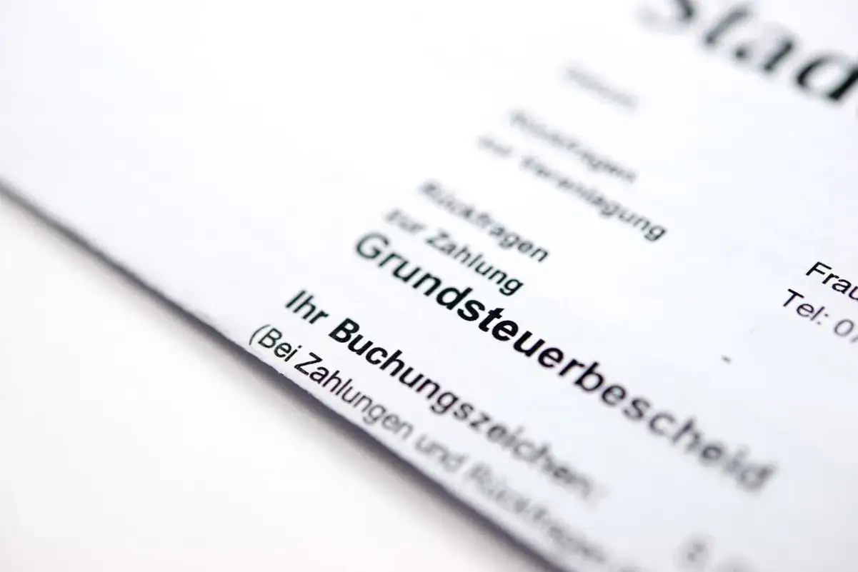 Grundsteuerbescheid: Hier wird die Grundsteuer berechnet. Details zur Zahlung und Buchungszeichen sind auf dem Dokument ersichtlich.