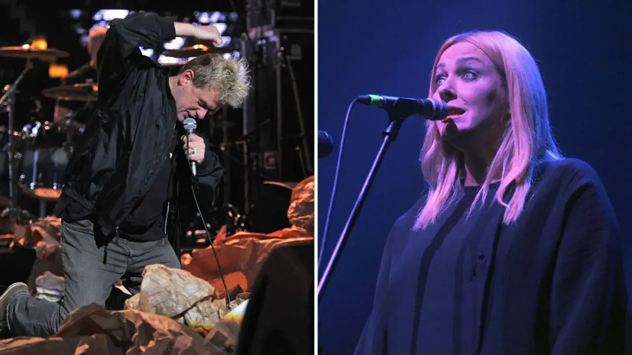 Dwaj polscy artyści rockowi na scenie: mężczyzna śpiewający do mikrofonu, klęczący wśród papierów, i kobieta z blond włosami.