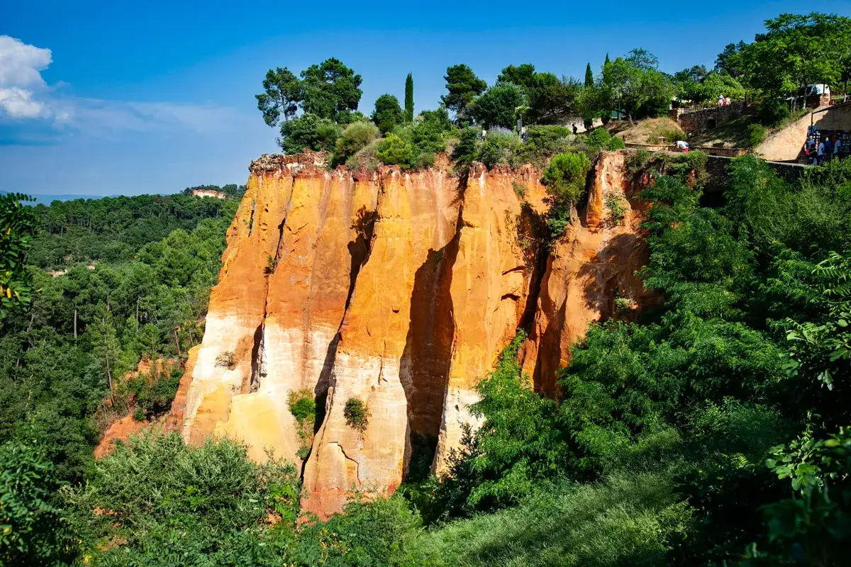 Scogliere ocra e verdi lussureggianti a Roussillon. Un luogo magico da esplorare, tra i tanti posti da vedere in Provenza.