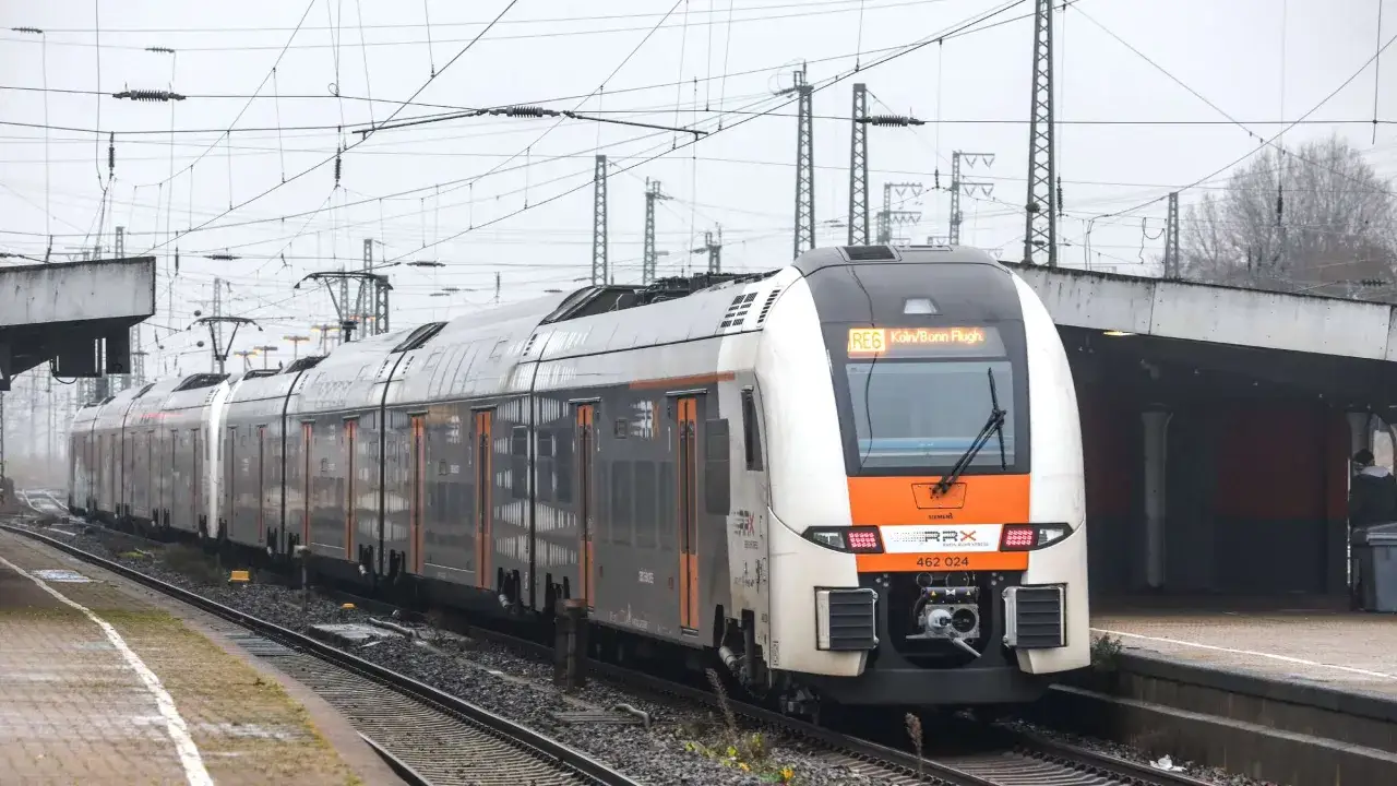 Der RRX 462 024 f&auml;hrt auf Gleisen unter Oberleitungen. Die Anzeige zeigt 