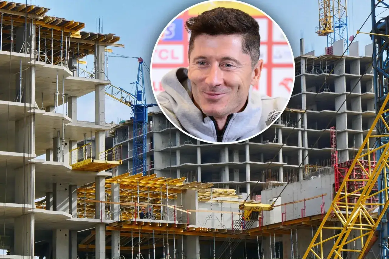 Robert Lewandowski uśmiecha się na tle budowy. Może to jego nowy dom?