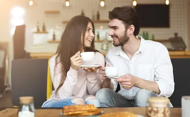 para na pierwszej randce rozmawiająca w kawiarni