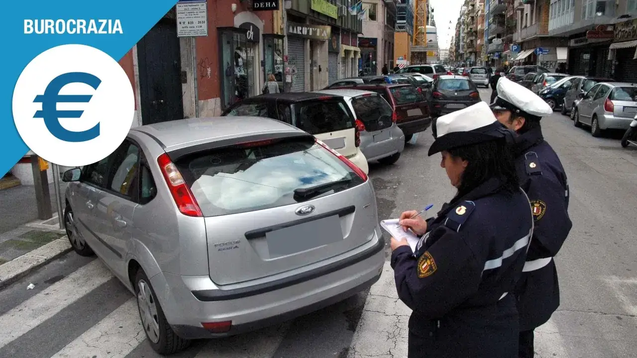 Agenti scrivono multa per targa clonata. La burocrazia costa cara, come il simbolo dell'euro suggerisce.