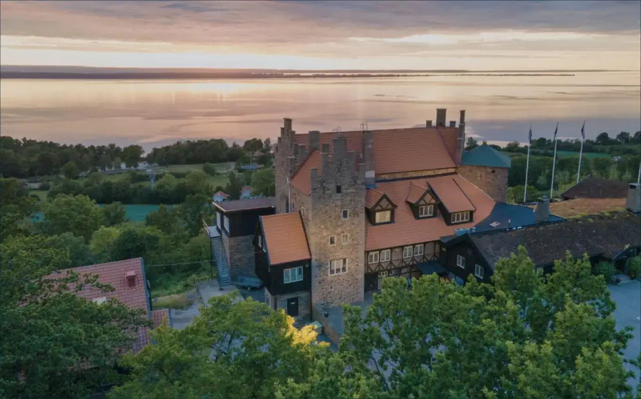 Slottet vid Vättern, en gyllene uttern rastplats, badar i kvällssolens ljus.