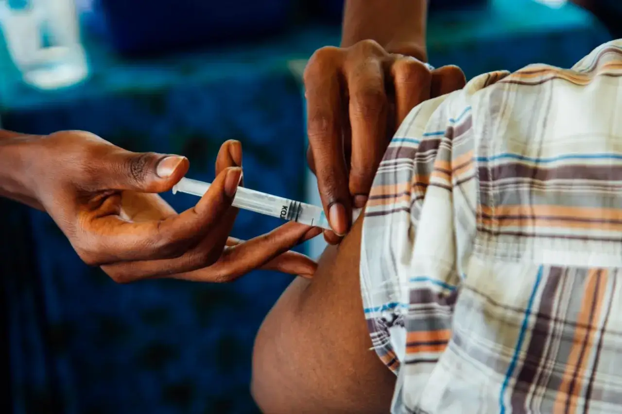 Zanzibar szczepienia: ręka podaje zastrzyk w ramię pacjenta.