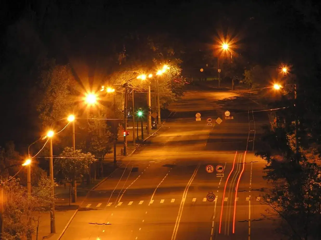 Strada illuminata da lampioni, perfetta per guidare di notte. Le luci creano un'atmosfera magica.