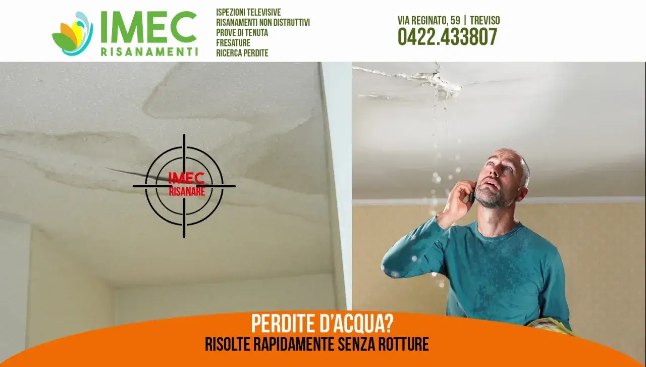 Uomo preoccupato sotto un soffitto che gocciola. Il **rubinetto perde acqua da sopra**, causando macchie e danni. Immagine pubblicitaria per servizi di risanamento perdite.