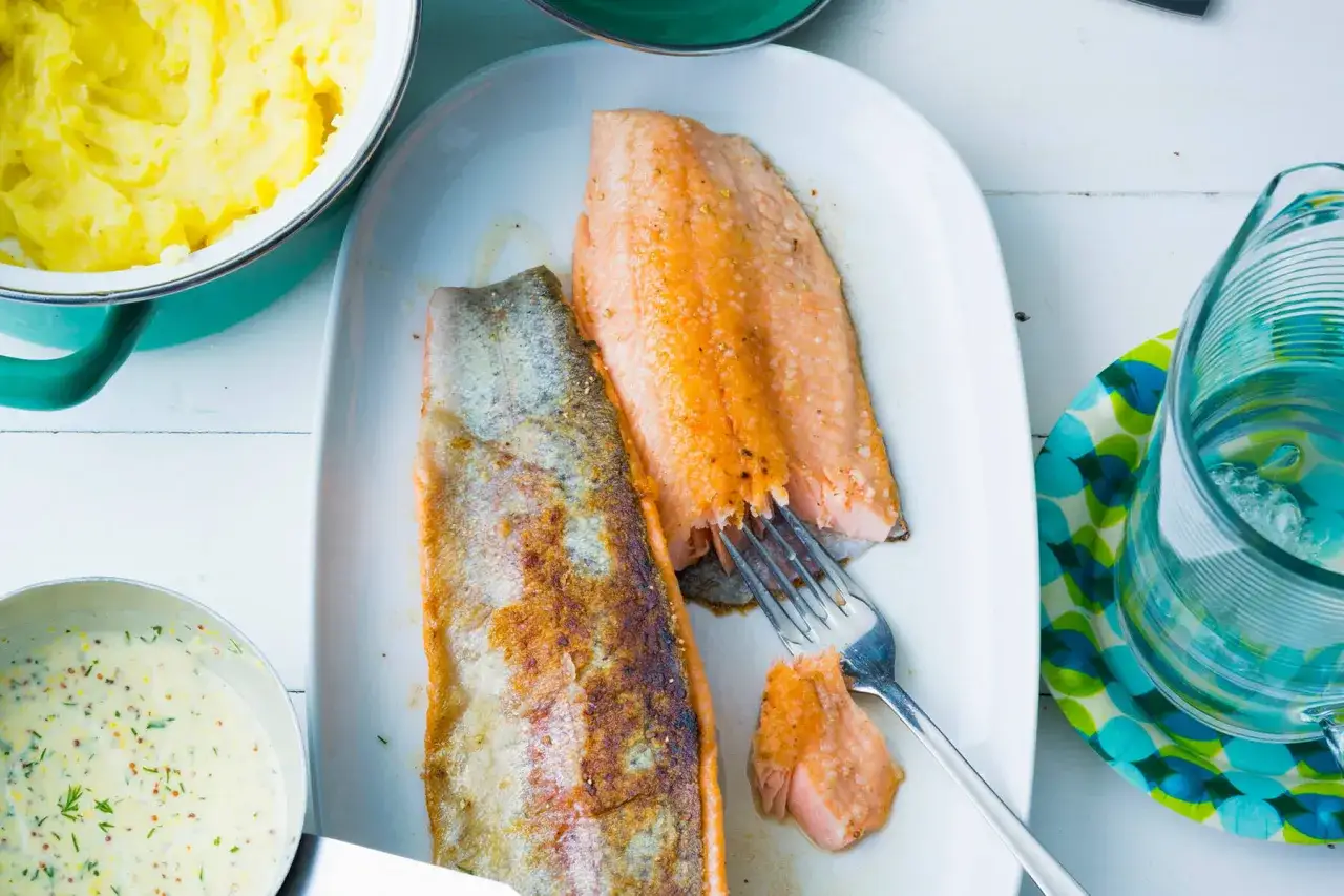 Gebratener Fisch mit Kartoffelp&uuml;ree und einer cremigen Sauce. Perfekt f&uuml;r Sauerampfer Rezepte.