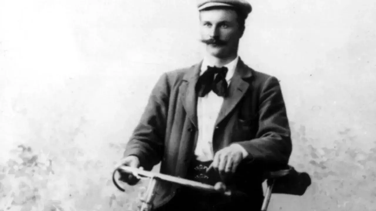 Gustaf Dal&eacute;n, k&auml;nd f&ouml;r sina uppfinningar, poserar med en cykel.