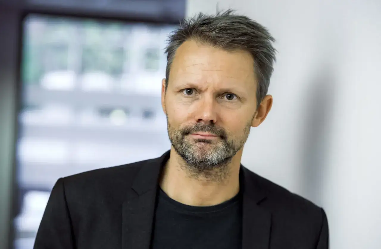 Felix Herngren, en svensk sk&aring;despelare och regiss&ouml;r, med gr&aring;spr&auml;ngt h&aring;r och sk&auml;gg. Hans karri&auml;r har bidragit till en imponerande felix herngren net worth.