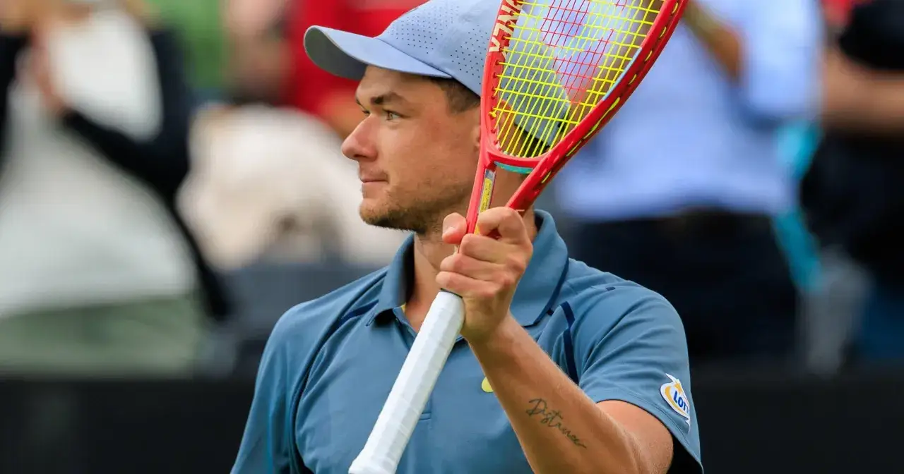 Kamil Majchrzak, tenisista, z rakietą w dłoni. Jego zarobki w tenisie są tematem dyskusji.