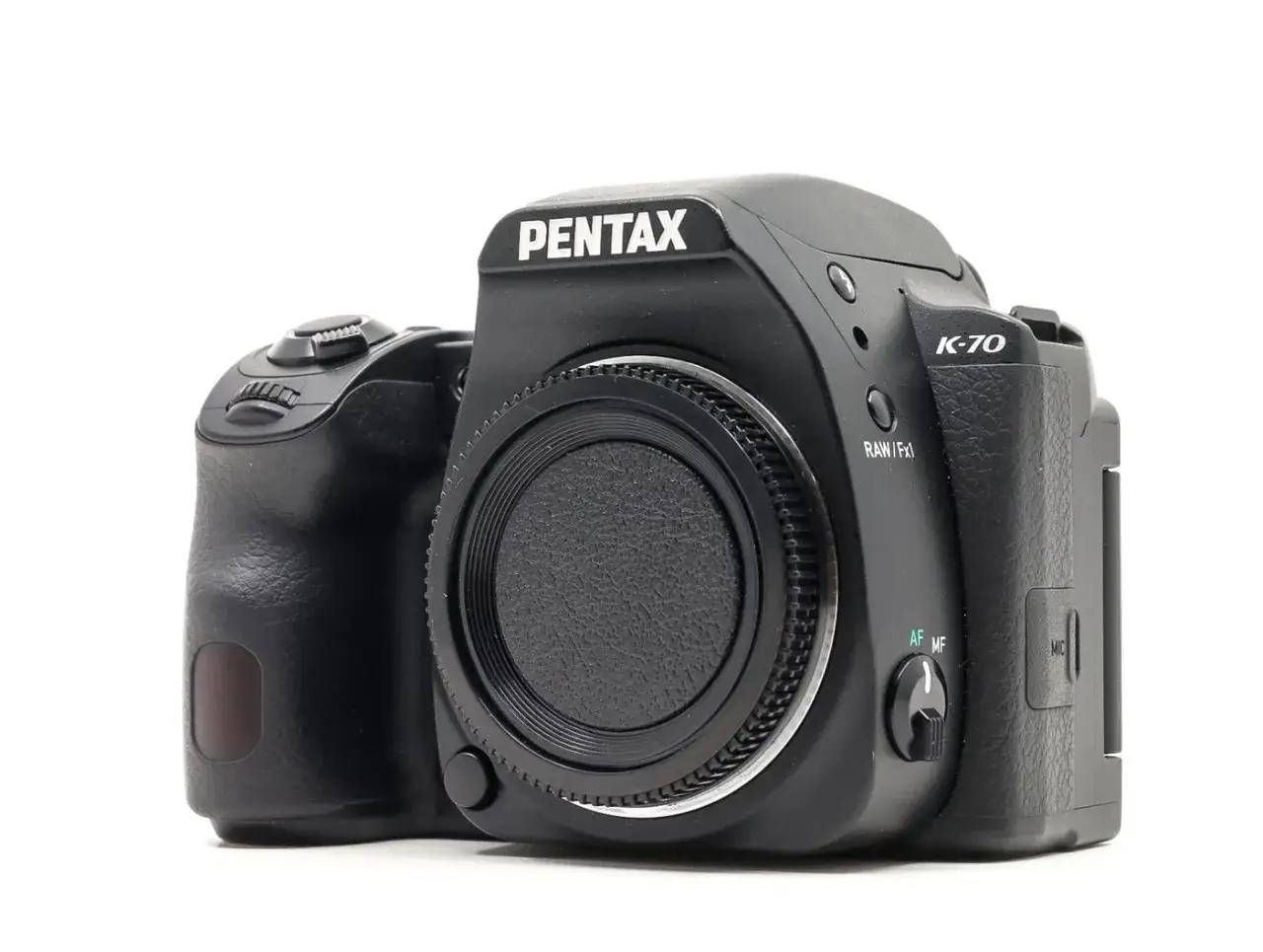 Pentax K-70: un'ottima scelta per la tua prossima recensione fotografica. La reflex digitale nera &egrave; pronta per scattare.