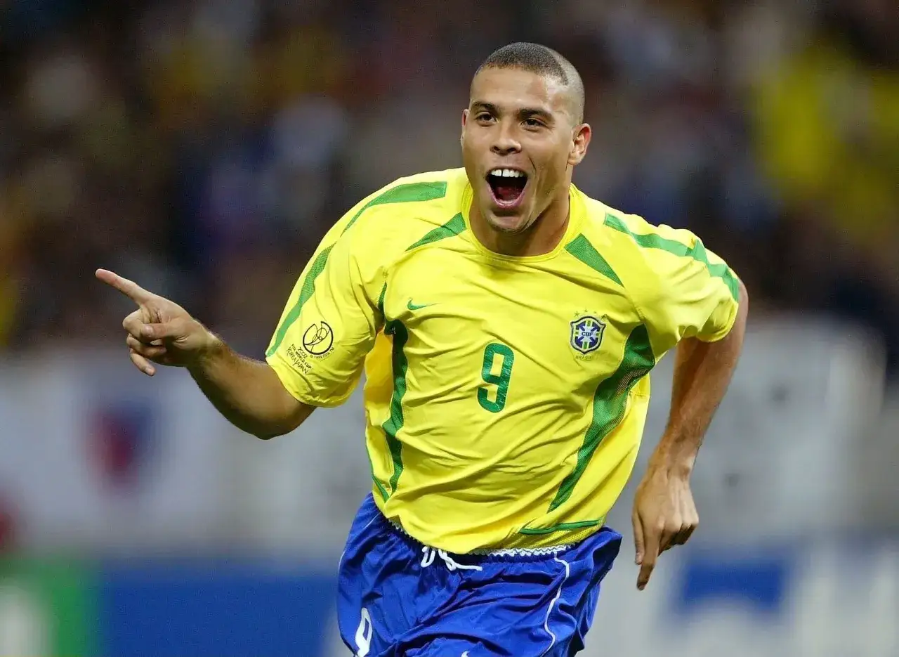 Ronaldo, jeden z najlepsi strzelcy w historii piłki nożnej, w żółtej koszulce Brazylii z numerem 9, świętuje bramkę.