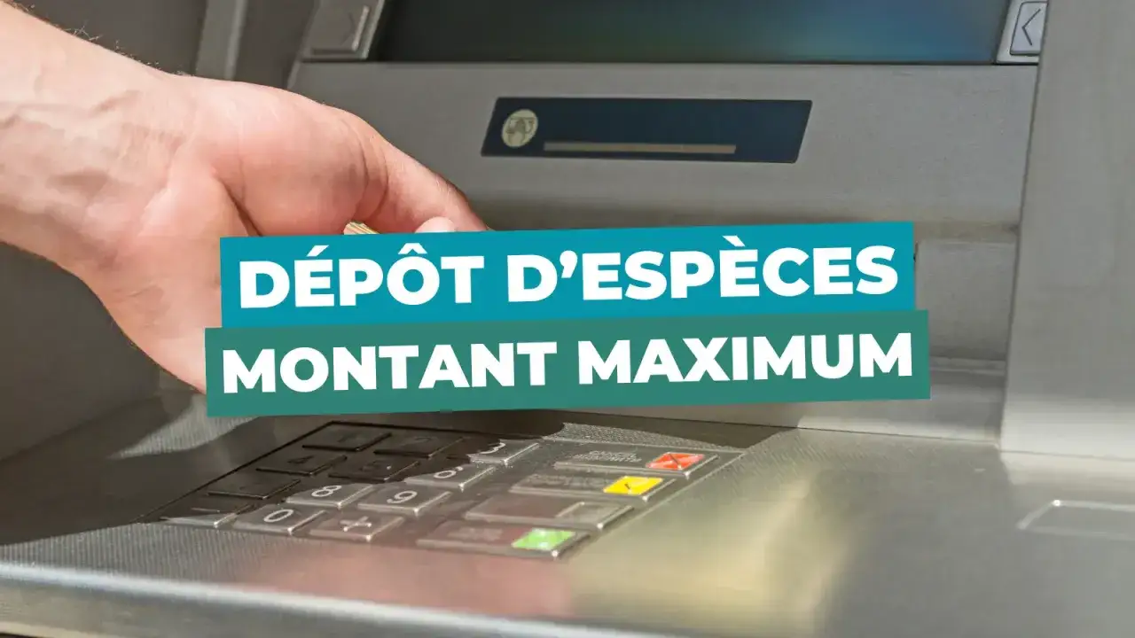 Main d'un homme insérant des billets dans un guichet automatique pour un dépôt d'espèces. Le texte indique