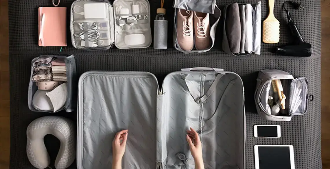 astuces de rangement pour valise cabine avec des v&ecirc;tements roul&eacute;s