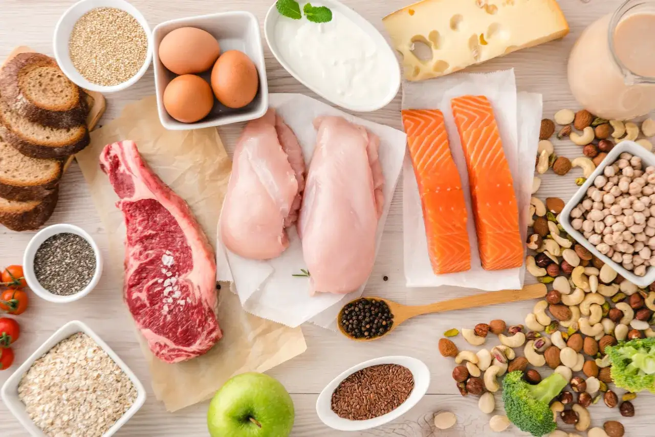 Ingredienti per un pasto pre nanna massa: carne, pesce, uova, latticini, frutta secca, semi e verdure.