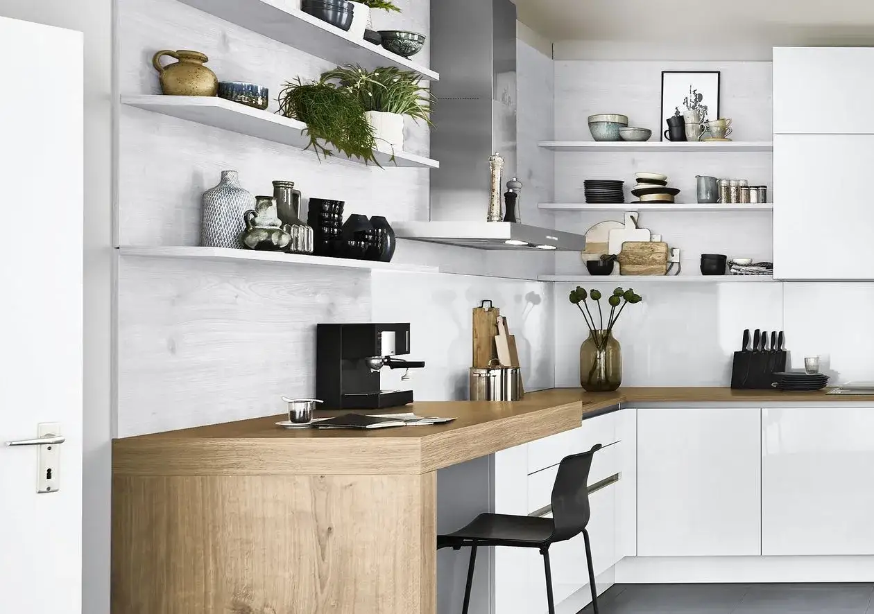 Moderne Küche mit einer gemütlichen Barista Ecke, Espressomaschine und stilvollen Regalen.