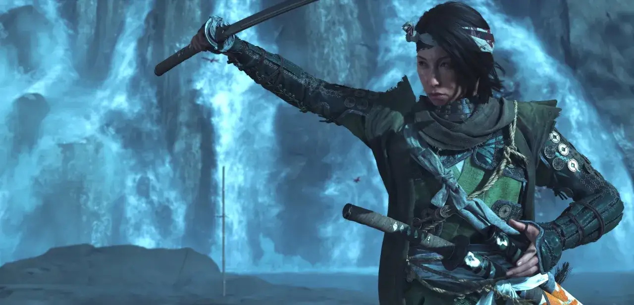 Samurajka z mieczem w dłoni, gotowa do walki. Tło to wodospad. Ghost of Yotei PC.