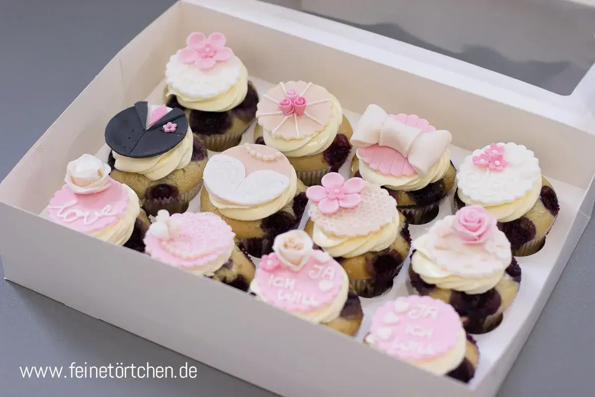 Sch&ouml;ne Ideen f&uuml;r Cupcakes zur Hochzeit: mit Anzug, Brautkleid, Schleife und romantischen Spr&uuml;chen wie 