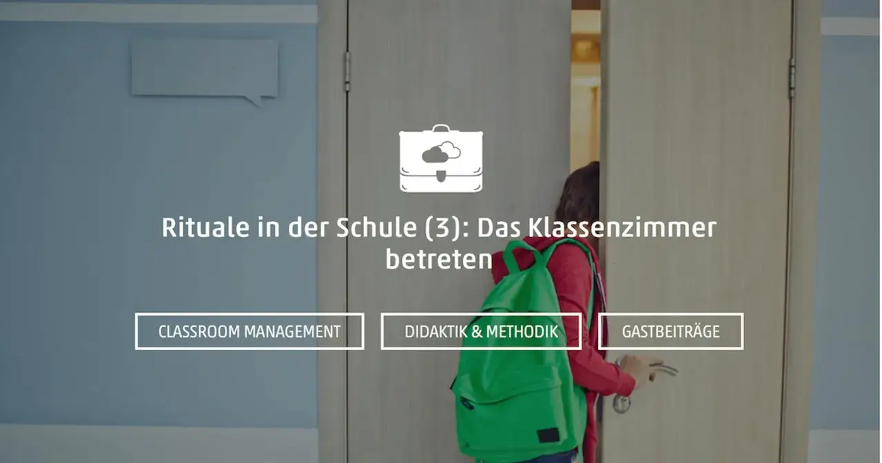 Ein Kind mit Rucksack betritt das Klassenzimmer. Der Titel 